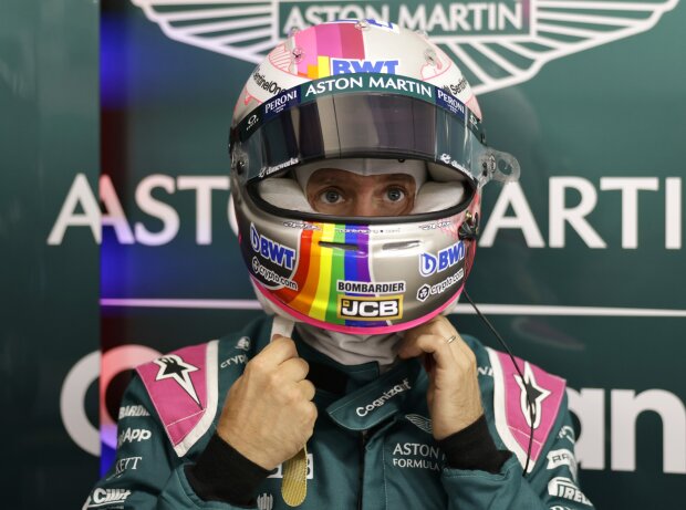 Sebastian Vettel mit Regenbogen-Farben auf seinem Helm beim Grand Prix von Ungarn der Formel 1 2021 in Budapest