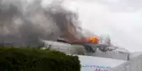 Brennendes Fahrzeug im Fahrerlager der Rennstrecke von Snetterton