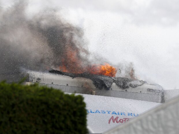 Titel-Bild zur News: Brennendes Fahrzeug im Fahrerlager der Rennstrecke von Snetterton