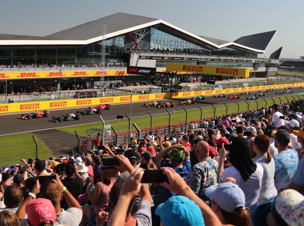 Titel-Bild zur News: Start zum ersten Sprintrennen der Formel 1 beim Grand Prix von Großbritannien 2021 in Silverstone in England