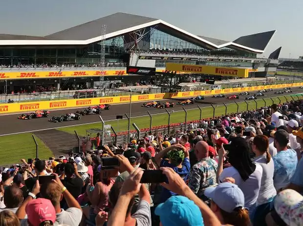 Start zum ersten Sprintrennen der Formel 1 beim Grand Prix von Großbritannien 2021 in Silverstone in England Titel-Bild zur News: Start zum ersten Sprintrennen der Formel 1 beim Grand Prix von Großbritannien 2021 in Silverstone in England