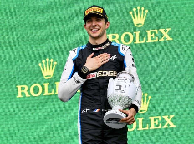 Esteban Ocon (Alpine) bei der Siegerehrung nach seinem Sieg beim Formel-1-Rennen in Ungarn