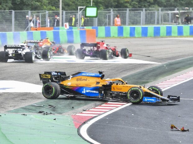 Titel-Bild zur News: Daniel Ricciardo (McLaren) nach dem Startunfall beim Großen Preis von Ungarn der Formel 1 in Budapest