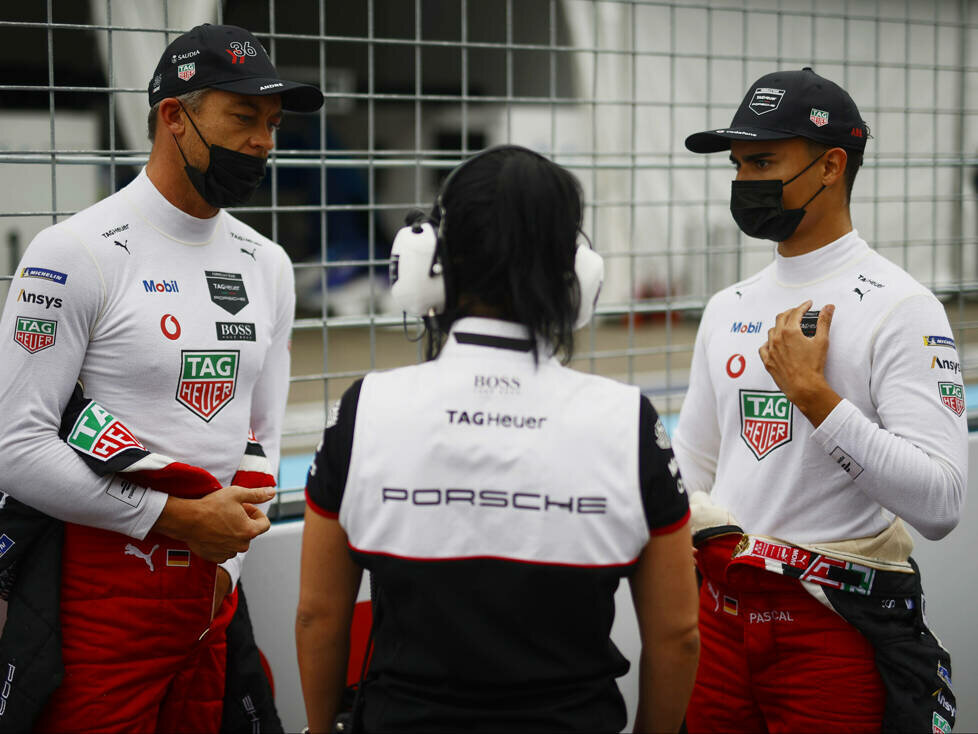 Andre Lotterer und Pascal Wehrlein im Gespräch an der Rennstrecke der Formel E