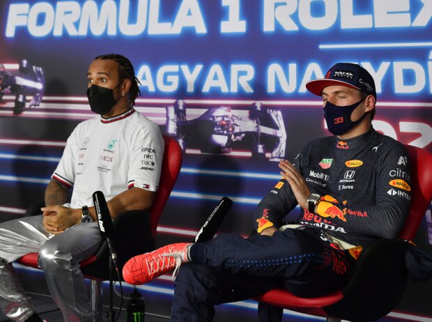 Titel-Bild zur News: Lewis Hamilton (Mercedes) und Max Verstappen (Red Bull) in der Pressekonferenz zum Großen Preis von Ungarn 2021 auf dem Hungaroring
