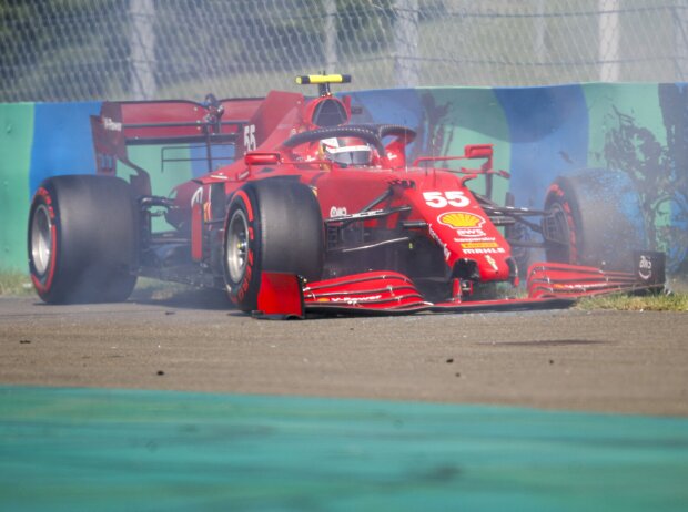 Titel-Bild zur News: Carlos Sainz (Ferrari) verunfallt im Qualifying von Budapest 2021