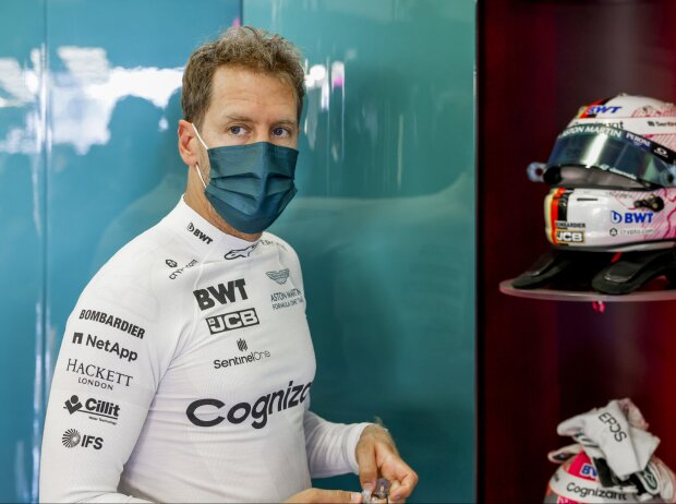 Sebastian Vettel in der Aston-Martin-Garage beim Formel-1-Rennen in Silverstone 2021 Sebastian Vettel in der Aston-Martin-Garage beim Formel-1-Rennen in Silverstone 2021