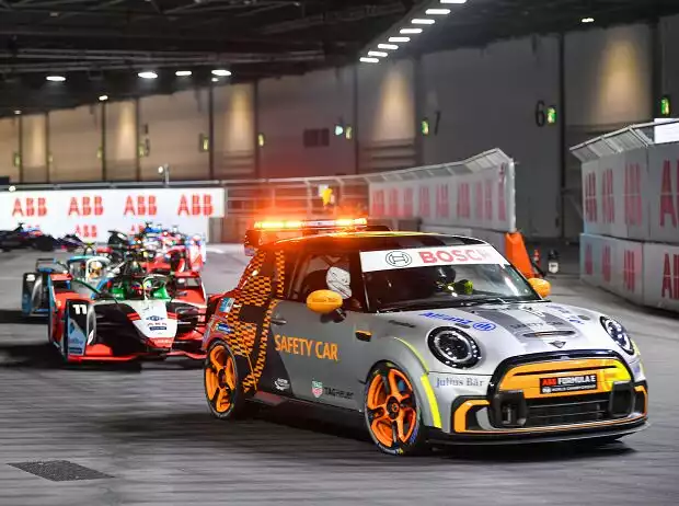 Lucas di Grassi hinter dem Safety-Car beim E-Prix der Formel E in London 2021 Titel-Bild zur News: Lucas di Grassi hinter dem Safety-Car beim E-Prix der Formel E in London 2021