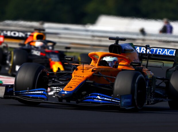 Daniel Ricciardo im McLaren-Mercedes MCL35M vor Max Verstappen im Red Bull RB16B beim Grand Prix von Ungarn der Formel 1 2021 in Budapest Daniel Ricciardo im McLaren-Mercedes MCL35M vor Max Verstappen im Red Bull RB16B beim Grand Prix von Ungarn der Formel 1 2021 in Budapest