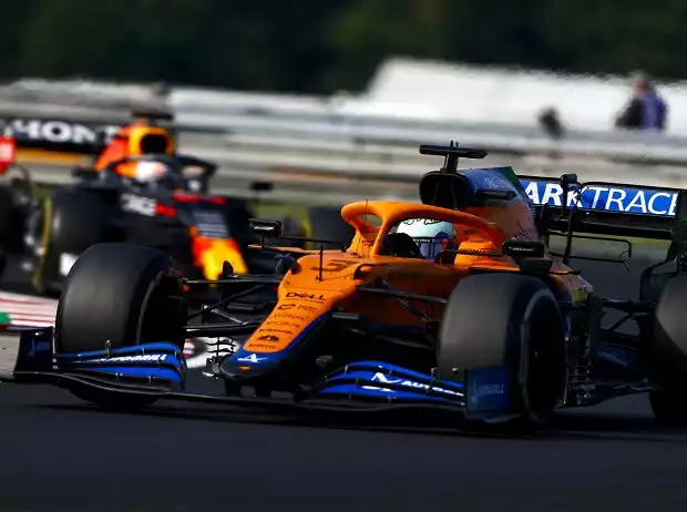 Daniel Ricciardo im McLaren-Mercedes MCL35M vor Max Verstappen im Red Bull RB16B beim Grand Prix von Ungarn der Formel 1 2021 in Budapest Titel-Bild zur News: Daniel Ricciardo im McLaren-Mercedes MCL35M vor Max Verstappen im Red Bull RB16B beim Grand Prix von Ungarn der Formel 1 2021 in Budapest