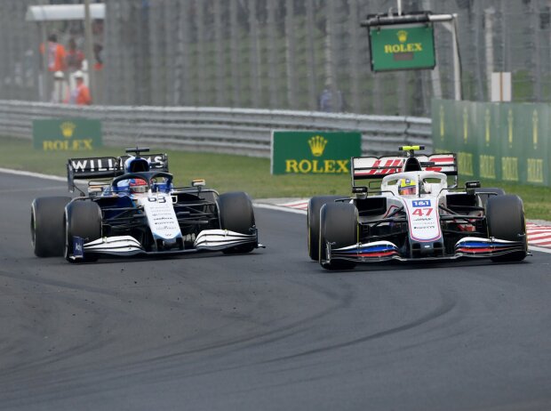 Mick Schumacher (Haas) und George Russell (Williams) während des Großen Preises von Ungarn 2021 auf dem Hungaroring Mick Schumacher (Haas) und George Russell (Williams) während des Großen Preises von Ungarn 2021 auf dem Hungaroring