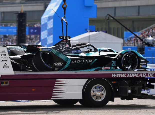 Titel-Bild zur News: Das Formel-E-Auto von Mitch Evans nach dem Startunfall beim E-Prix von Berlin 2021