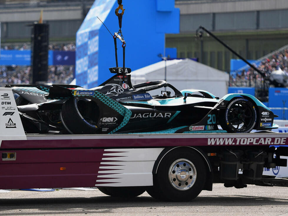 Das Formel-E-Auto von Mitch Evans nach dem Startunfall beim E-Prix von Berlin 2021