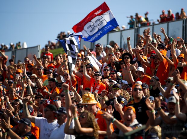 Zum großen Teil niederländische Fans beim Formel-1-Rennen in Budapest auf dem Hungaroring Zum großen Teil niederländische Fans beim Formel-1-Rennen in Budapest auf dem Hungaroring