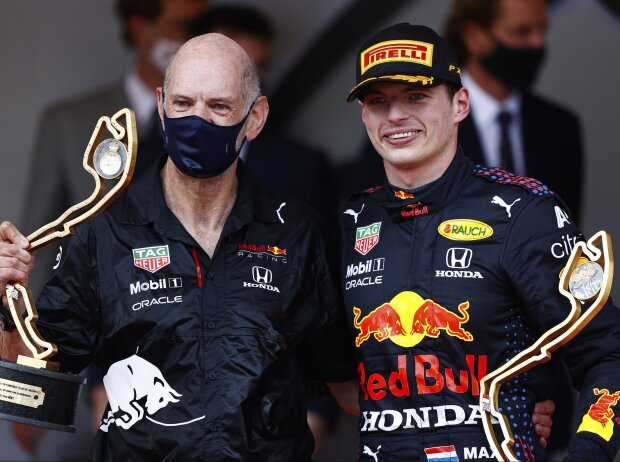 Titel-Bild zur News: Adrian Newey und Max Verstappen (Red Bull) feiern den Sieg beim formel-1-Rennen in Monaco 2021