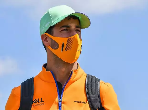 Titel-Bild zur News: Daniel Ricciardo (McLaren) im Fahrerlager von Silverstone