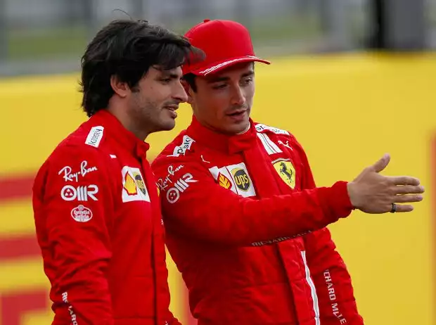 Carlos Sainz und Charles Leclerc (Ferrari) bei der Vorstellung des neuen Formel-1-Autos 2022 in Silverstone Titel-Bild zur News: Carlos Sainz und Charles Leclerc (Ferrari) bei der Vorstellung des neuen Formel-1-Autos 2022 in Silverstone
