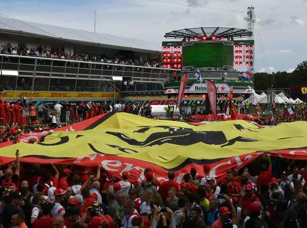 Fans unter dem Podest in Monza Titel-Bild zur News: Fans unter dem Podest in Monza