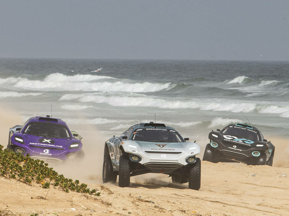 Rennfahrzeuge der Extreme E beim Ozean-X-Prix 2021 im Senegal