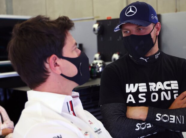 Toto Wolff und Valtteri Bottas (Mercedes) in der Garage zum Großen Preis der Steiermark 2021 Toto Wolff und Valtteri Bottas (Mercedes) in der Garage zum Großen Preis der Steiermark 2021