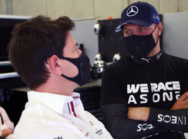 Titel-Bild zur News: Toto Wolff und Valtteri Bottas (Mercedes) in der Garage zum Großen Preis der Steiermark 2021