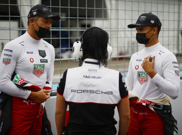 Andre Lotterer und Pascal Wehrlein im Gespräch an der Rennstrecke der Formel E Andre Lotterer und Pascal Wehrlein im Gespräch an der Rennstrecke der Formel E