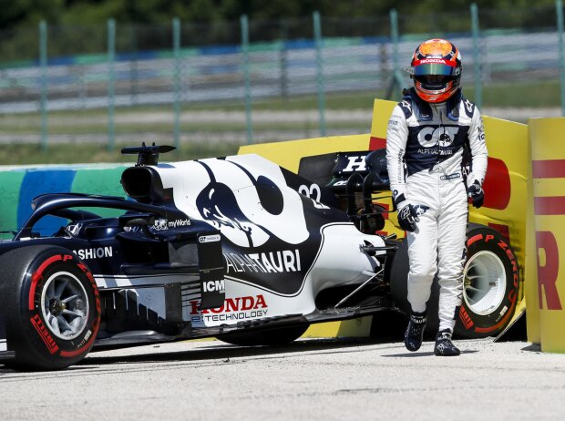 Titel-Bild zur News: Yuki Tsunoda (AlphaTauri) nach seinem Trainingsunfall beim Formel-1-Rennen in Budapest (Ungarn)