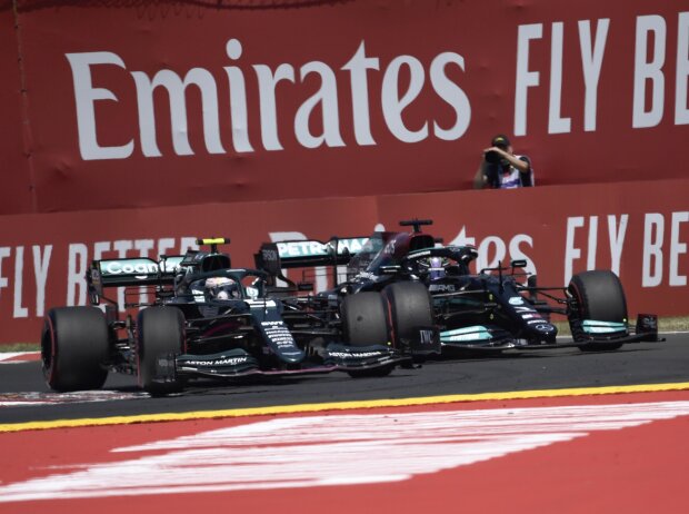 Titel-Bild zur News: Sebastian Vettel (Aston Martin) vor Lewis Hamilton (Mercedes) beim Großen Preis von Ungarn 2021 in Budapest