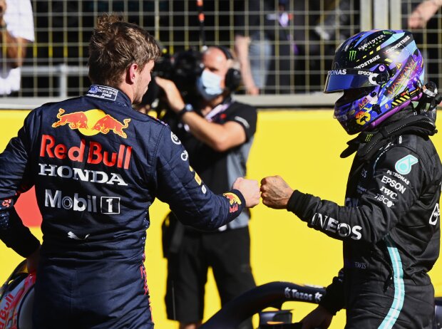 Titel-Bild zur News: Max Verstappen (Red Bull) und Lewis Hamilton nach dem Sprintrennen der Formel 1 in Silverstone 2021