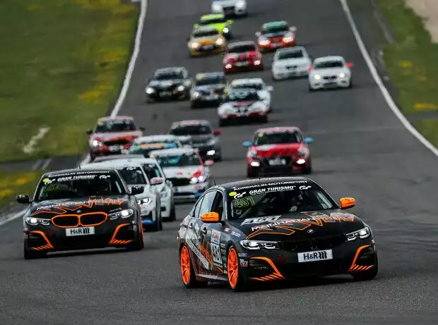 Titel-Bild zur News: Fahrzeuge der Nürburgring-Langstrecken-Serie bei einem Rennen im Jahr 2021