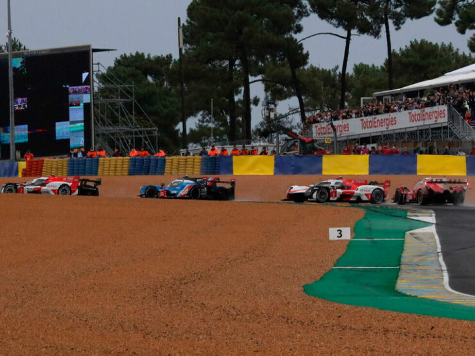 Dreher von Sebastien Buemi beim Start der 24h Le Mans 2021 nach Kollision mit Olivier Pla