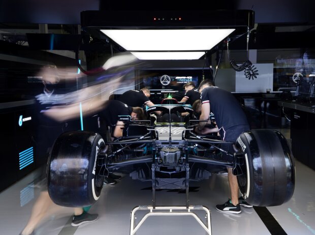 Der Mercedes von Lewis Hamilton in der Garage beim Formel-1-Rennen in Silverstone Der Mercedes von Lewis Hamilton in der Garage beim Formel-1-Rennen in Silverstone