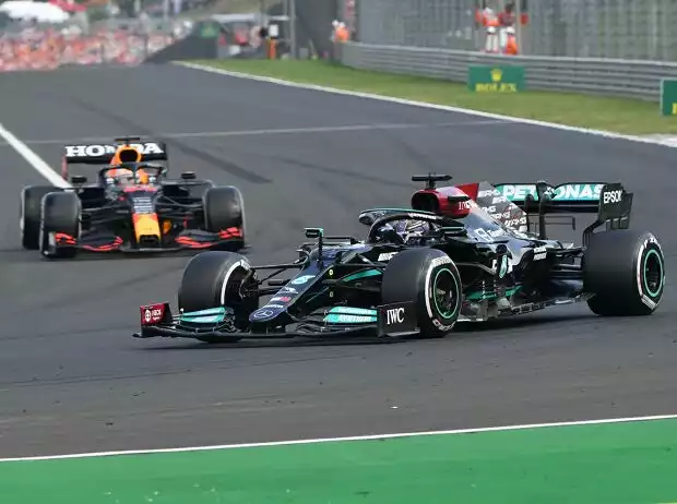 Lewis Hamilton im Mercedes W12 vor Max Verstappen im Red Bull RB16B beim Grand Prix von Ungarn in der Formel-1-Saison 2021 in Budapest Titel-Bild zur News: Lewis Hamilton im Mercedes W12 vor Max Verstappen im Red Bull RB16B beim Grand Prix von Ungarn in der Formel-1-Saison 2021 in Budapest