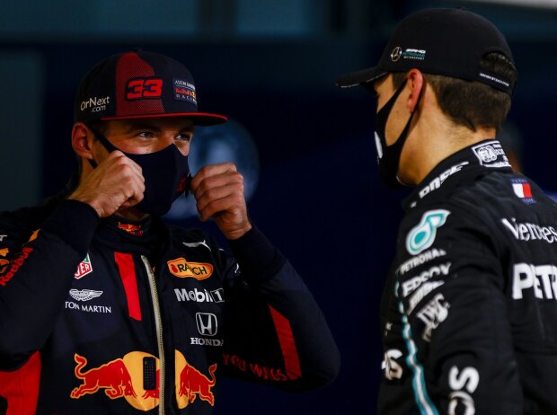 Titel-Bild zur News: Max Verstappen von Red Bull und Mercedes-Junior George Russell im Gespräch beim Sachir-Grand-Prix in der Formel 1 2020