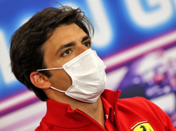 Titel-Bild zur News: Carlos Sainz (Ferrari) auf der Pressekonferenz vor dem Formel-1-Rennen in Belgien 2021