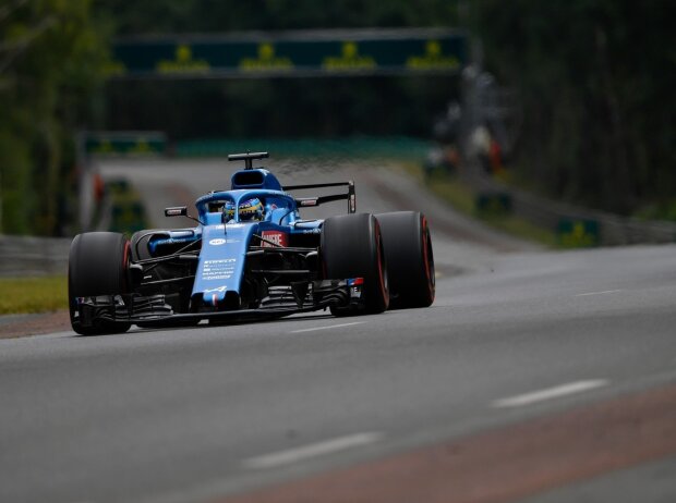 Titel-Bild zur News: Fernando Alonso im Formel-1-Auto von Alpine bei einer Demorunde in Le Mans 2021