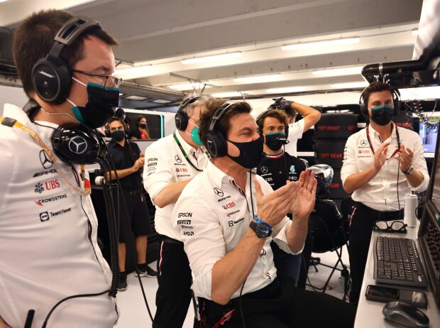 Toto Wolff feiert in der Garage den Sieg von Lewis Hamilton mit dem Mercedes-Team