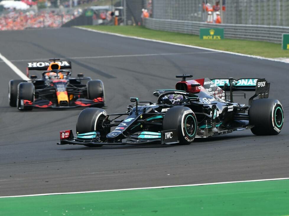 Lewis Hamilton im Mercedes W12 vor Max Verstappen im Red Bull RB16B beim Grand Prix von Ungarn in der Formel-1-Saison 2021 in Budapest