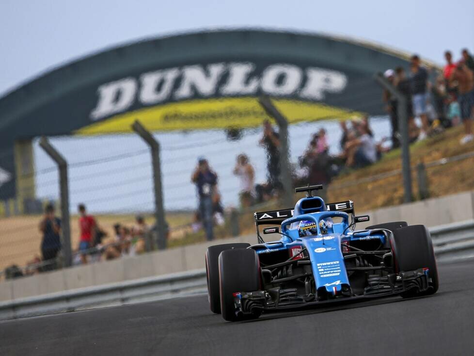 Fernando Alonso im Formel-1-Auto von Alpine bei einer Demorunde in Le Mans 2021