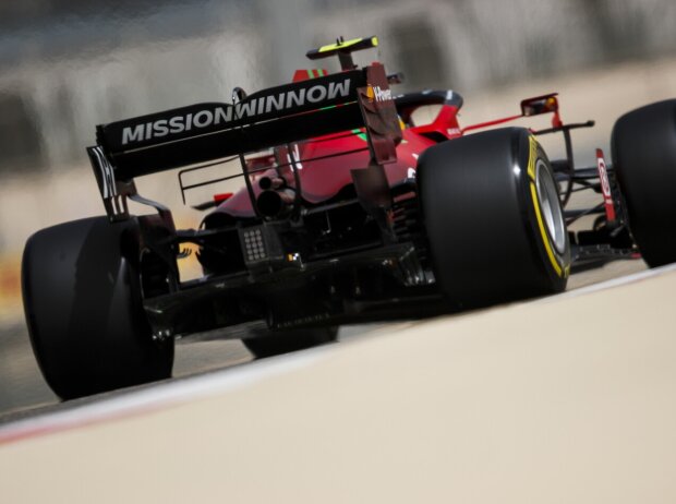 Carlos Sainz im Ferrari SF21 in der Formel-1-Saison 2021, in der Rückansicht mit Heckflügel und Diffusor