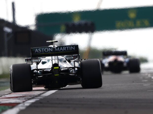 Sebastian Vettel (Aston Martin AMR21) hinter Esteban Ocon (Alpine A521) beim Formel-1-Rennen in Ungarn 2021 Sebastian Vettel (Aston Martin AMR21) hinter Esteban Ocon (Alpine A521) beim Formel-1-Rennen in Ungarn 2021