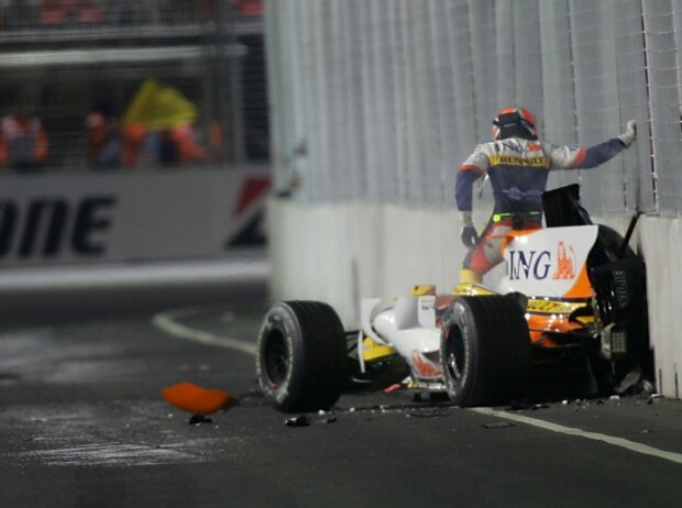 Nelson Piquet Jun. entsteigt seinem Renault-Wrack nach einem absichtlichen Unfall in Singapur Nelson Piquet Jun. entsteigt seinem Renault-Wrack nach einem absichtlichen Unfall in Singapur