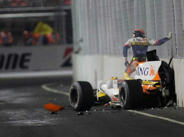 Titel-Bild zur News: Nelson Piquet Jun. entsteigt seinem Renault-Wrack nach einem absichtlichen Unfall in Singapur