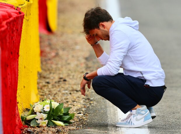 Pierre Gasly (AlphaTauri) sulla scena dell'incidente del pilota di Formula 2 Anthoine Hubert