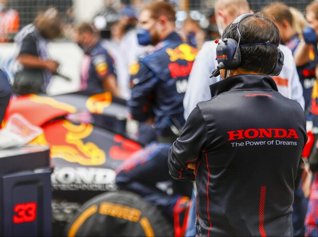Titel-Bild zur News: Hondas Technikchef Toyoharu Tanabe begutachtet das Auto von Max Verstappen (Red Bull RB16B) auf dem Grid in Spielberg