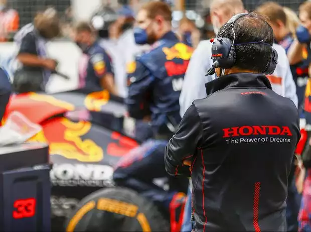 Hondas Technikchef Toyoharu Tanabe begutachtet das Auto von Max Verstappen (Red Bull RB16B) auf dem Grid in Spielberg Titel-Bild zur News: Hondas Technikchef Toyoharu Tanabe begutachtet das Auto von Max Verstappen (Red Bull RB16B) auf dem Grid in Spielberg