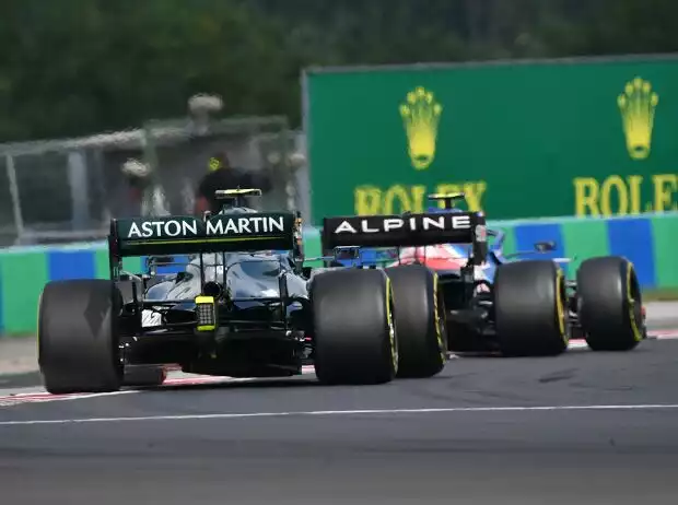 Esteban Ocon (Alpine A521) vor Sebastian Vettel (Aston Martin AMR21) beim Formel-1-Rennen in Budapest 2021 Titel-Bild zur News: Esteban Ocon (Alpine A521) vor Sebastian Vettel (Aston Martin AMR21) beim Formel-1-Rennen in Budapest 2021