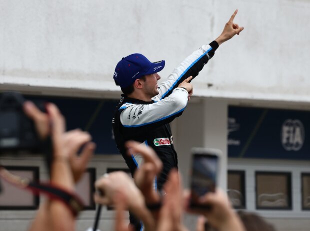 Titel-Bild zur News: Esteban Ocon (Alpine) feiert seinen Sieg beim Formel-1-Rennen in Ungarn 2021