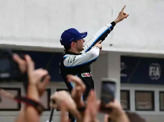 Esteban Ocon (Alpine) feiert seinen Sieg beim Formel-1-Rennen in Ungarn 2021 Titel-Bild zur News: Esteban Ocon (Alpine) feiert seinen Sieg beim Formel-1-Rennen in Ungarn 2021