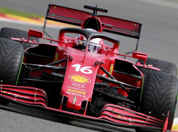 Titel-Bild zur News: Charles Leclerc im Ferrari SF21 mit Intermediate-Reifen im Freien Training zum Belgien-Grand-Prix der Formel 1 2021 in Spa-Francorchamps